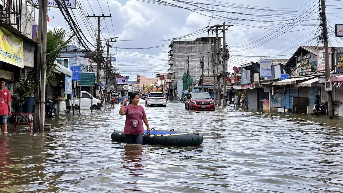 THAÏLANDE – INONDATIONS : Sous l’eau, des Thaïlandais admirables