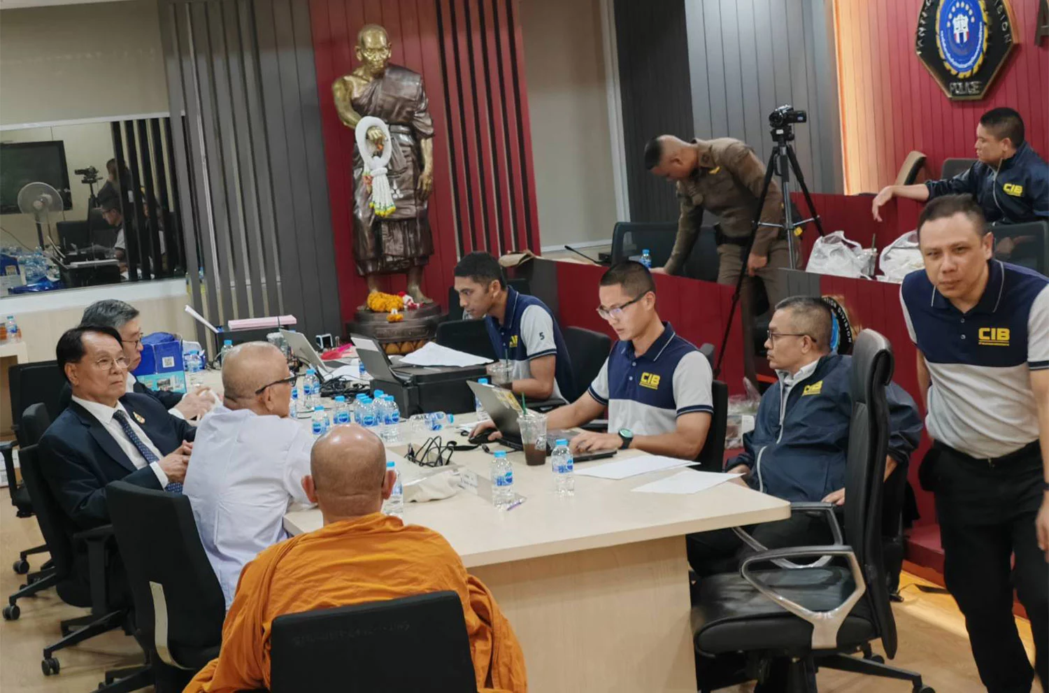 Moine de Wat Rai Khing dévêtu suite à un détournement de fonds de 300 millions de bahts.