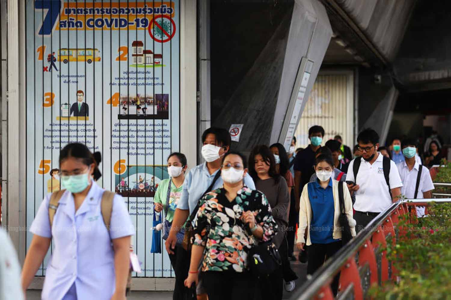 Les cas de Covid-19 dépassent les 53 500 par semaine, Bangkok étant la ville la plus touchée.
