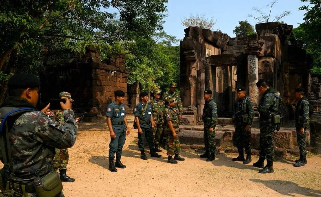 GAVROCHE – ÉDITORIAL : La guerre et le brouillard khméro-thaïlandais