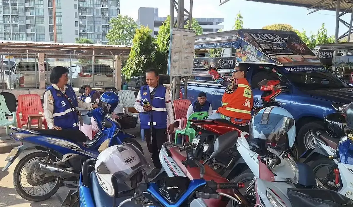 PATTAYA – SOCIÉTÉ : Anutin met fin à la guerre des gilets des taxis-motos