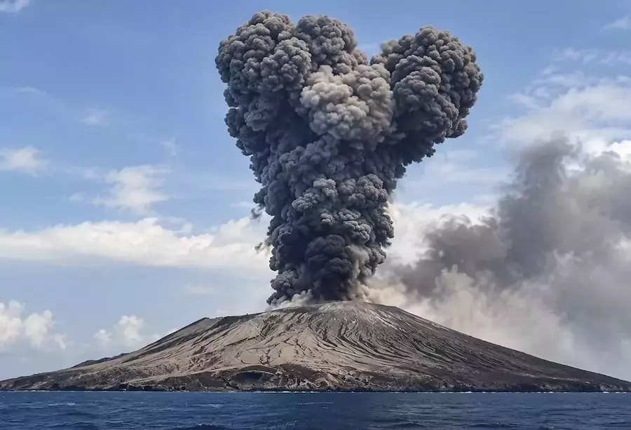 INDONÉSIE – VOLCAN : L’Anak Krakatau ferme six aéroports, des centaines de vols perturbés