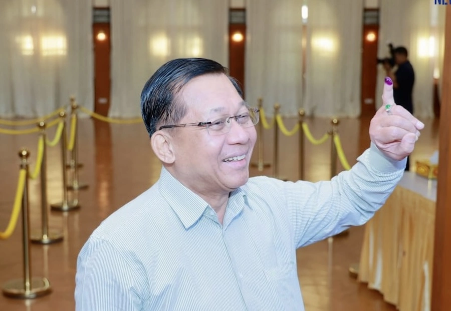 BIRMANIE – POLITIQUE : Le chef de la junte répond aux médias birmans après le premier jour du scrutin