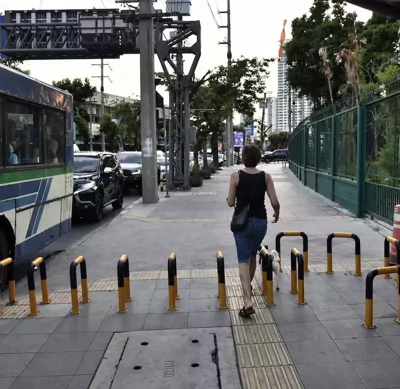 BANGKOK – SOCIÉTÉ : Les barrières anti-motos suscitent des réactions mitigées