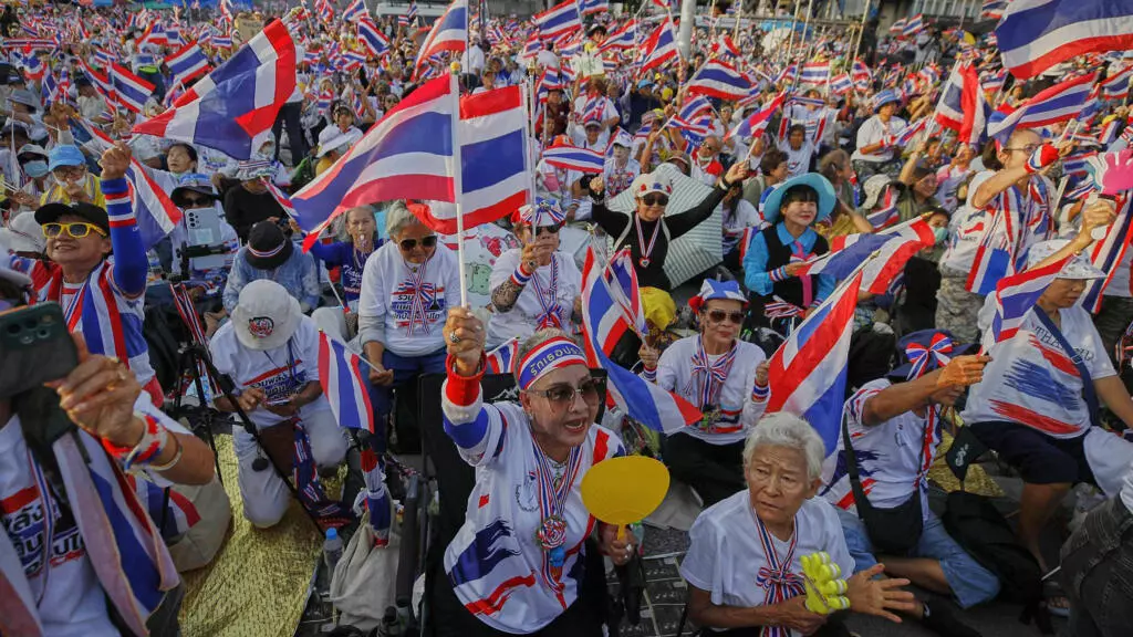 Thaïlande: manifestation à Bangkok contre la guerre et le gouvernement de Paetongtarn Shinawatra