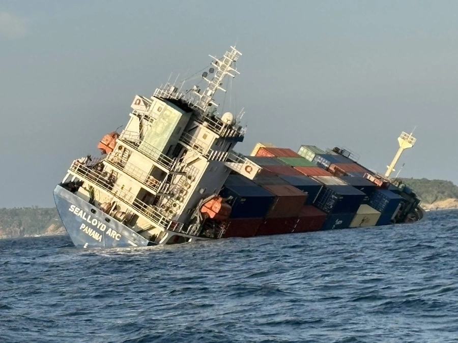 THAÏLANDE – SOCIÉTÉ : Un cargo fait naufrage au sud de Phuket, 16 membres d’équipage secourus