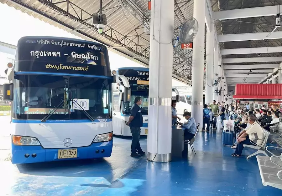 THAÏLANDE – SOCIÉTÉ : Affluence maximale dans les bus à la veille de Songkran