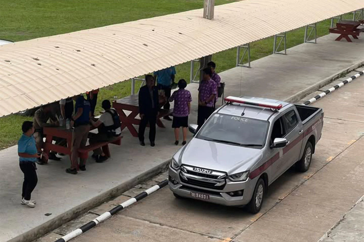 Un homme tue 3 parents éloignés et blesse 1 dans la province de Suphan Buri, une traque est en cours.