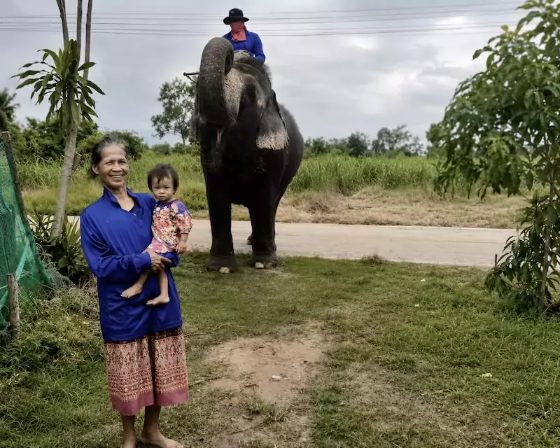 THAÏLANDE – CHRONIQUE : Au pays des éléphants et des épiceries ambulantes de l’Isaan