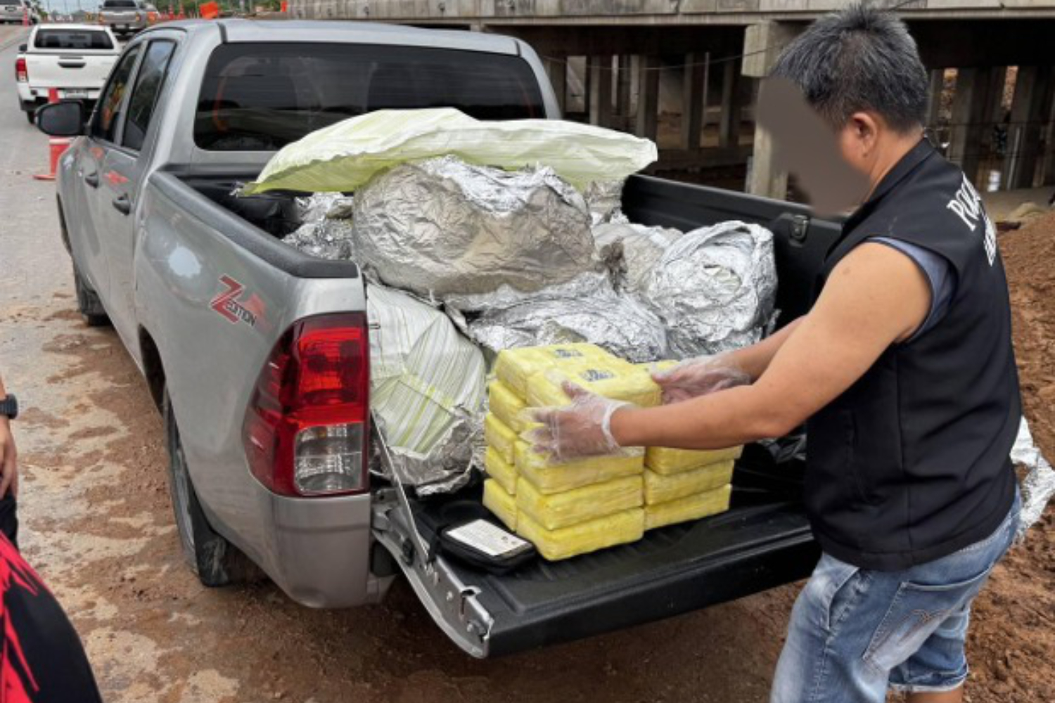 16 2m méthamphétamine pilules saisies, 3 suspects arrêtés