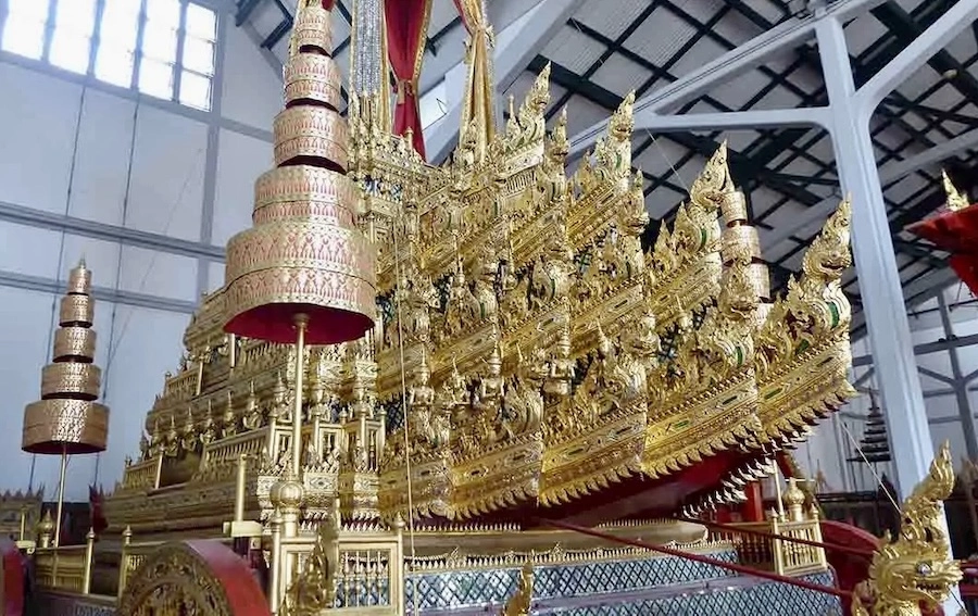 THAÏLANDE – MONARCHIE : Fermeture du hangar des chars royaux pour restauration