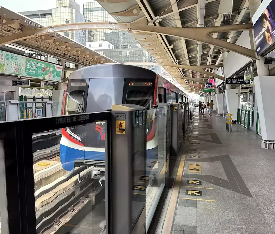 THAÏLANDE – POLITIQUE : Bangkok veut plafonner le prix du métro à 45 bahts grâce à une subvention publique