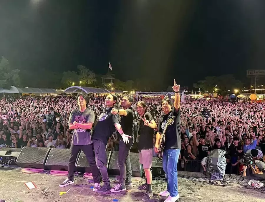 THAÏLANDE – MUSIQUE : La star condamnée du rock thaïlandais Sek Loso en concert avec un bracelet électronique