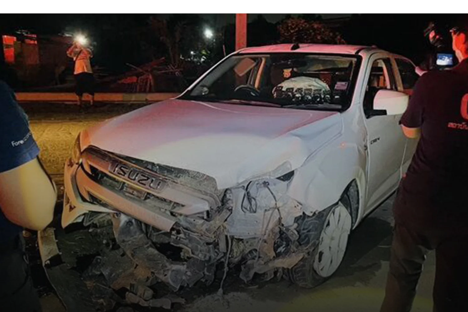 Un pick-up qui transportait un enfant blessé en urgence vers l'hôpital percute la médiane, une personne décédée.