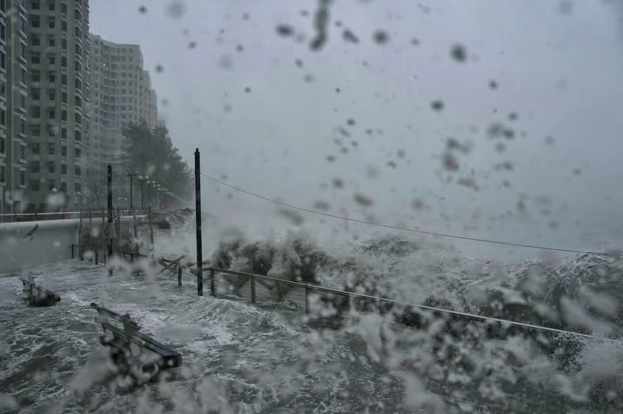 HONG KONG – MÉTÉO : Faire du shopping en plein cyclone, voilà le résultat