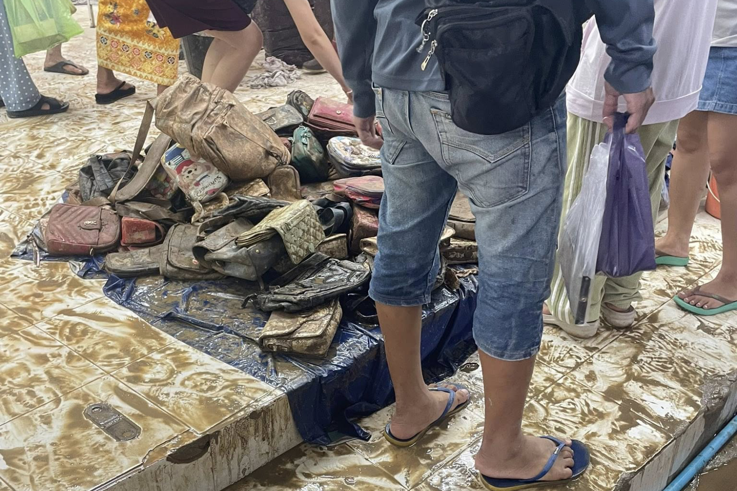 Les commerçants touchés par les inondations réduisent leurs prix pour écouler leur marchandise endommagée.