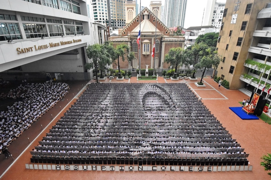 THAÏLANDE – MONARCHIE : 1 250 élèves d’Assumption College rendent hommage à la Reine Mère Sirikit