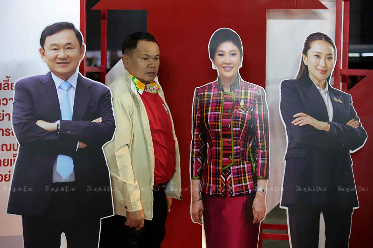 Pheu Thai défend Yingluck
