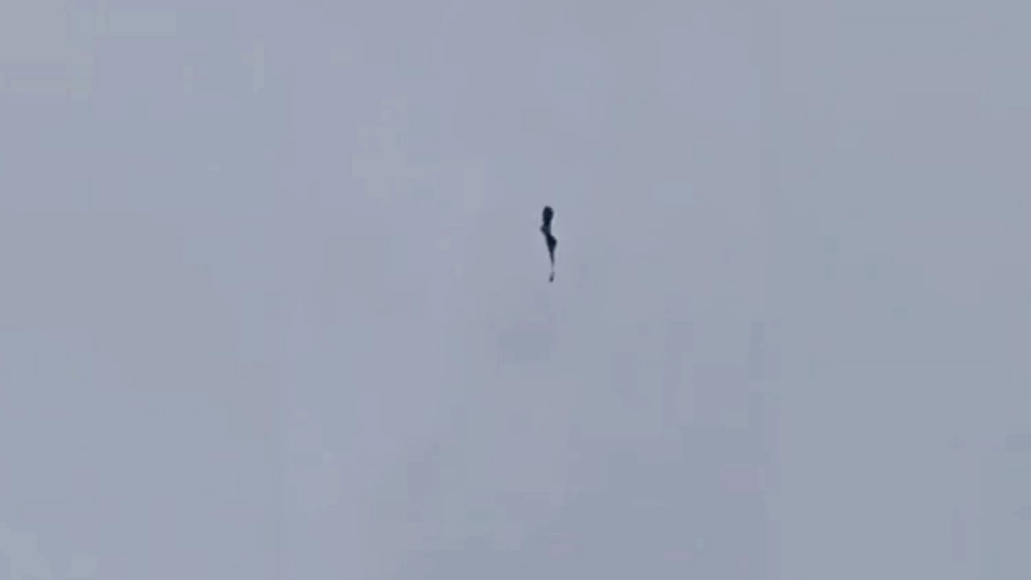 Chute de parachutiste s'effondre, sauvé par le réservoir