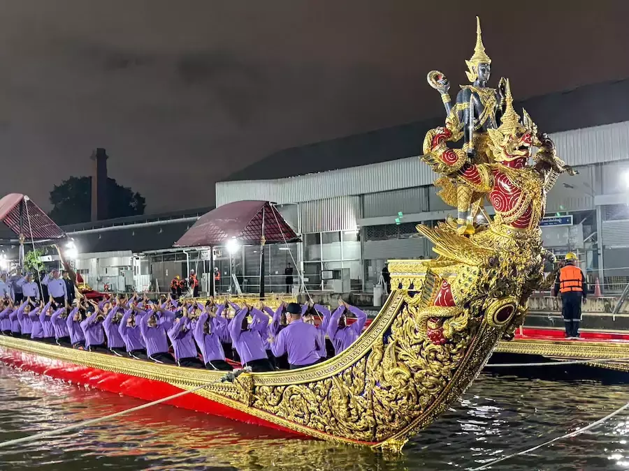 THAÏLANDE – MONARCHIE : Les barges royales se préparent à retrouver le Chao Phraya