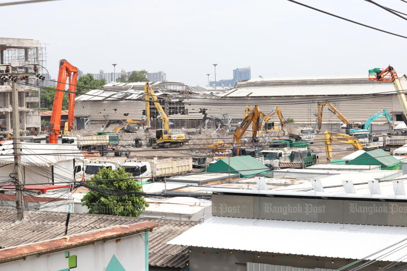Recherche de corps se poursuit sur le site du effondrement de Bangkok